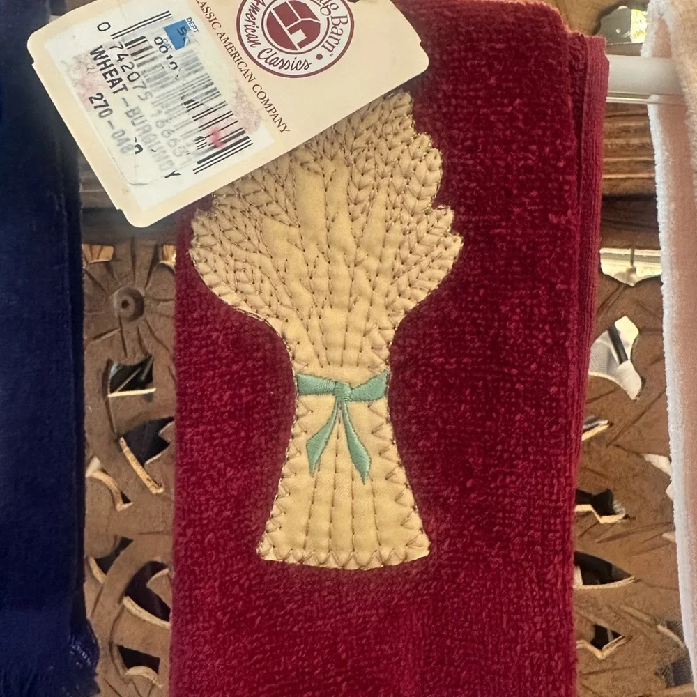 Vintage Set of 3 Bathroom / Kitchen Embroidered Fingertip Hand Guest Towels.